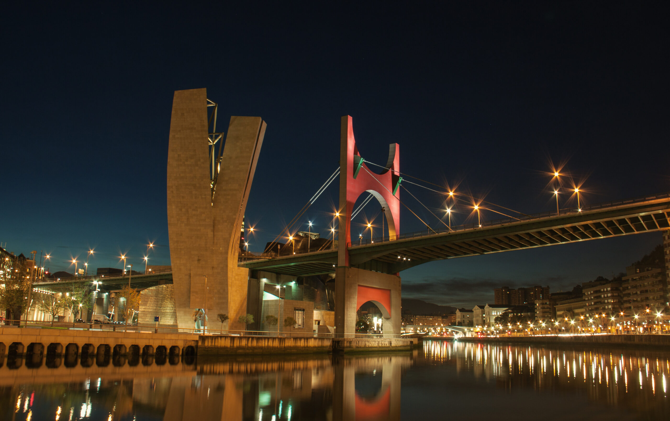 Puente en Bilbao al anochecer